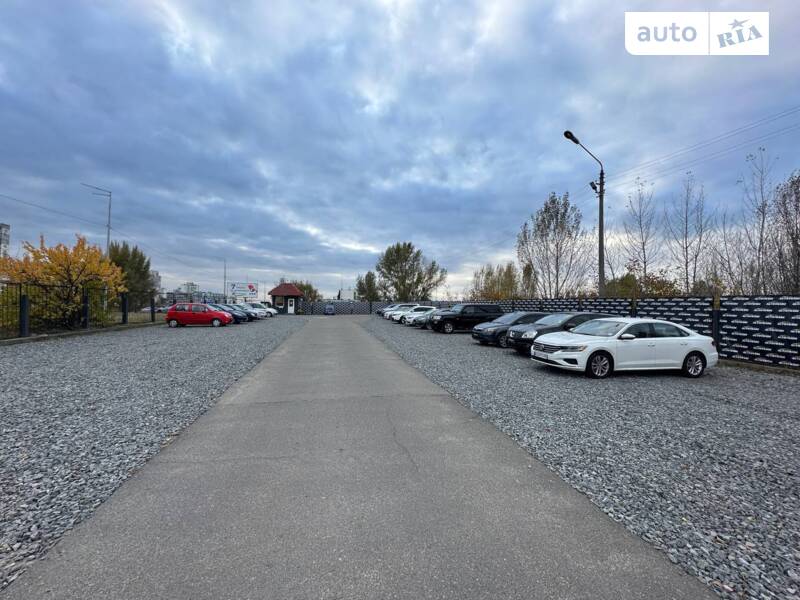 Автомайданчик AUTOTRADE KYIV: ряди автомобілів уздовж центрального проїзду